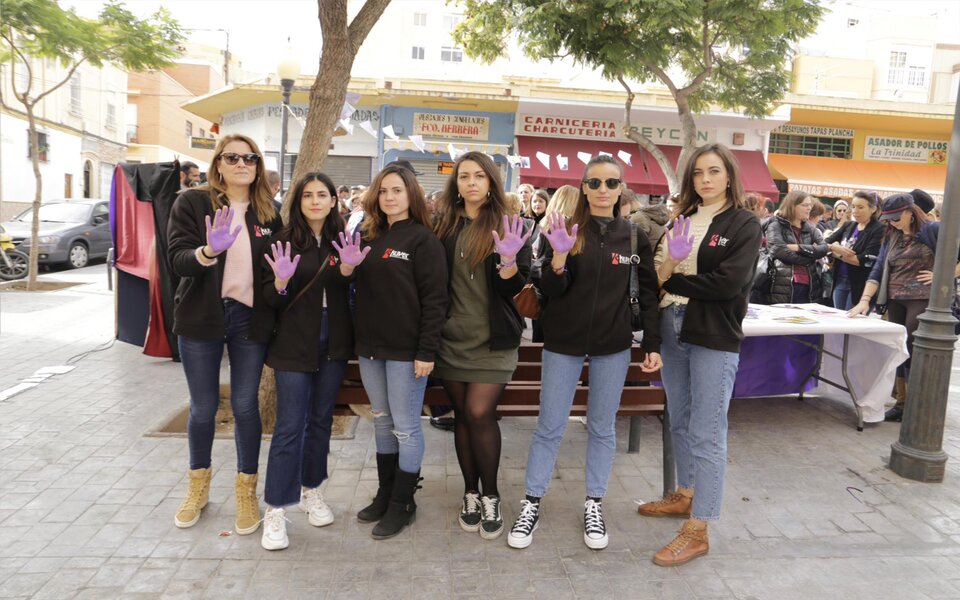 Kuver asiste a la manifestación del 25N contra la violencia de género